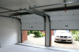 Современные автоматические секционные ворота для гаража