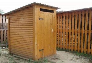 Расположение туалета в метре от оградительного сооружения возможно по договоренности с соседями 