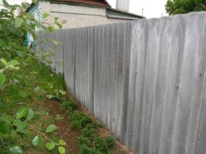 Применение шифера для возведения ограды