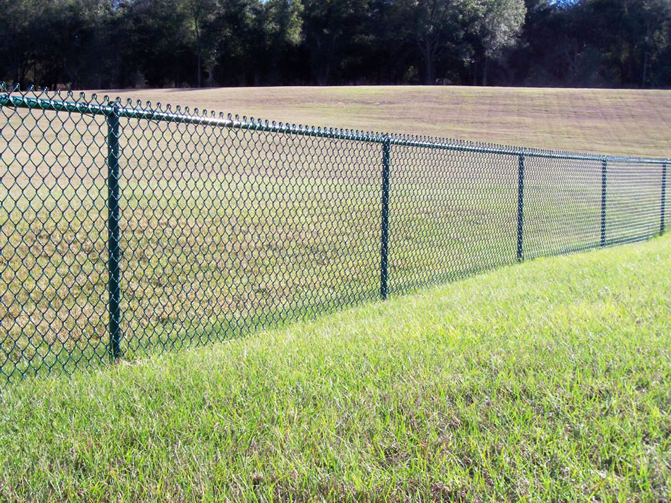 Забор из труб с сеткой: пластиковые, винтовые, квадратные и круглые из железа