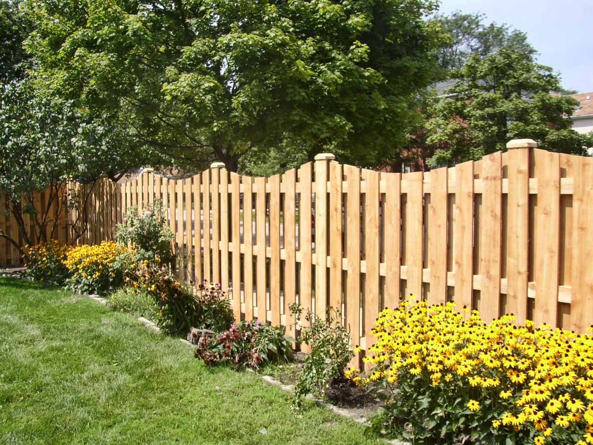 Как сделать деревянный забор для частного дома своими руками