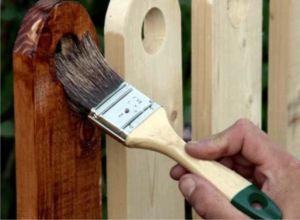 Нанесение защитных средств на древесину ограждения