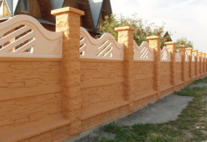 Надежный и нежный бетонный декоративный забор