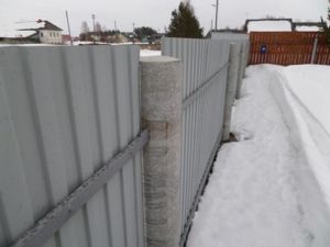 Применение асбестоцементного опорного элемента для оград из профнастила