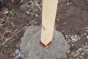 Применение деревянных столбов для ограждения из профнастила встречается только на дачных участках
