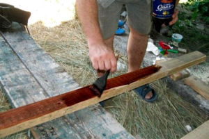 Обработка деревянного материала перед креплением на ограждение