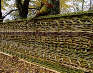 Интересный способ плетения деревянного материала для изгороди