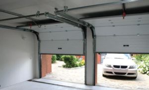 Вид подъемно-секционной конструкции для гаражных въездных проемов