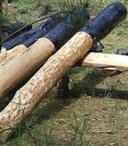 Применение деревянных столбов для ограждения из горбыля