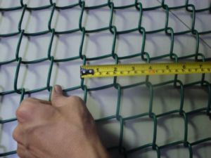 Размер ячейки сетки рабицы играет немаловажную роль при строительстве забора