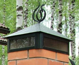 Металлическая крышка на колонне с кованым элементом