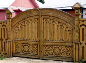 Резные деревянные ворота могут стать произведением исусства