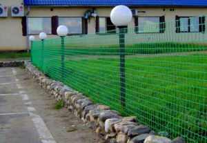 Долговечный и качественный забор из пластиковой сетки