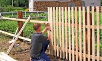 Забор из деревянного штакетника своими руками: как рассчитать, как сделать?