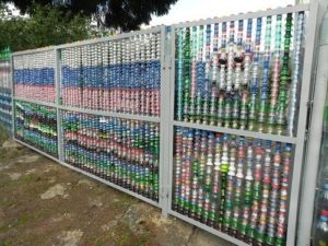 Декоративный пластиковый забор из бутылок