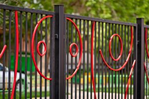 Забор для детского сада должен быть не только красивым, но и безопасным для детишек