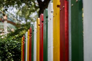 Штакетник позволяет сделать забор разноцветным, что отлично подходит для детского сада 