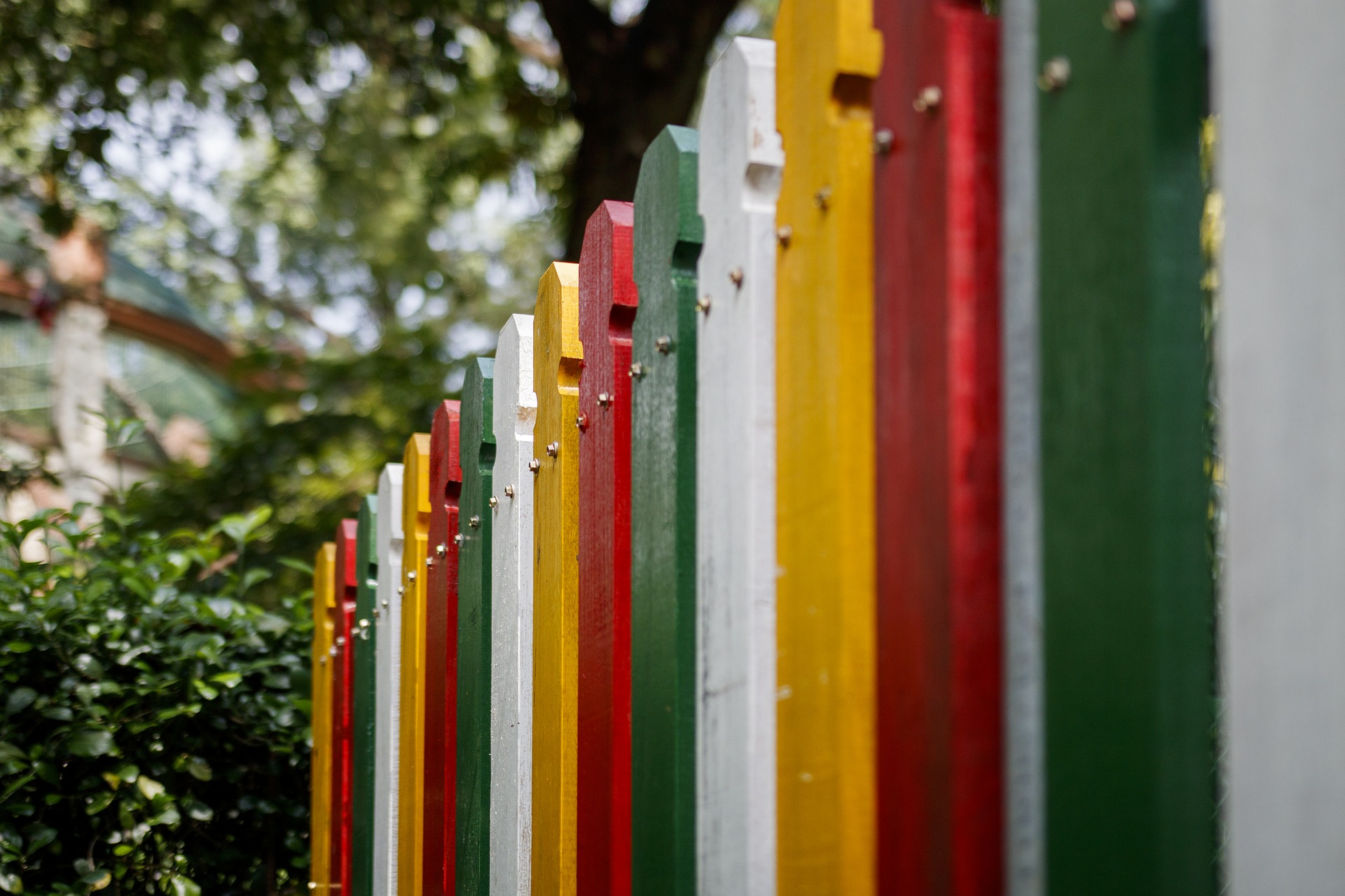 Сколько стоит покраска забора. Разноцветный забор. Окрашенный забор. Разноцветный деревянный забор. Красит забор.