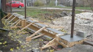 Нужен ли фундамент под бетонный забор