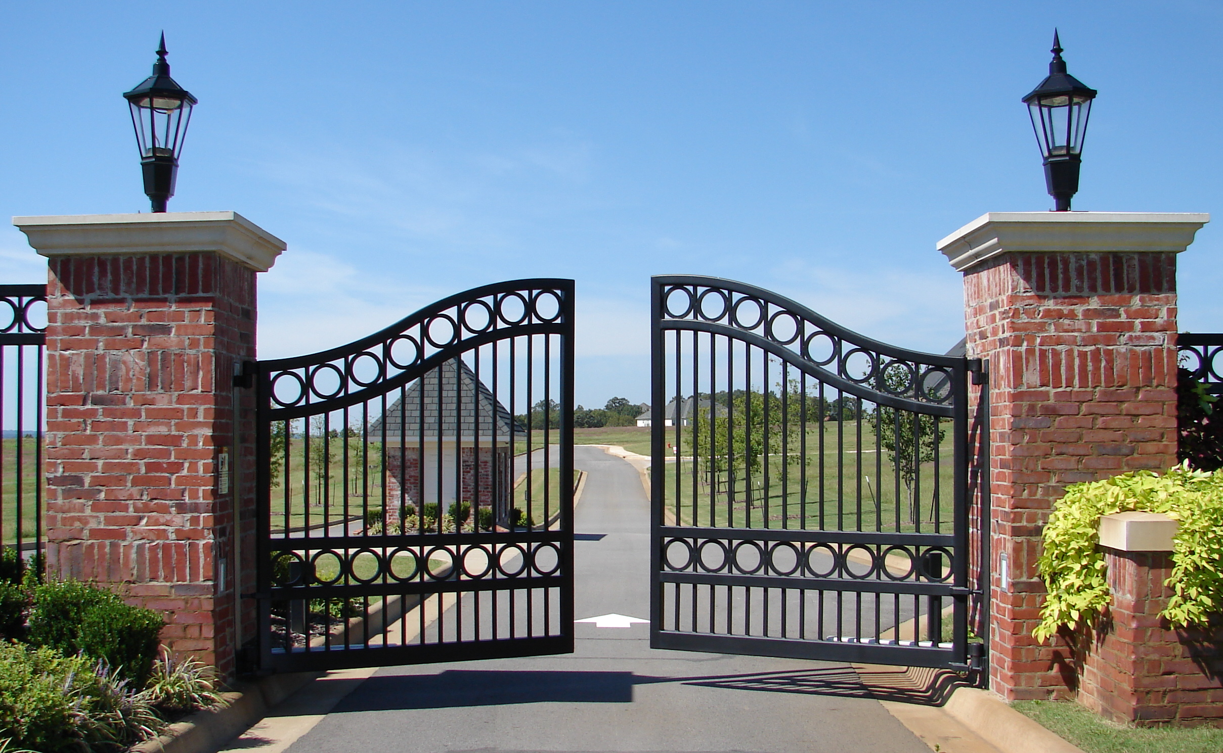 Открой ворота во двор. Входные ворота. Открытые ворота. Открывающиеся ворота. Красивый металлический забор.